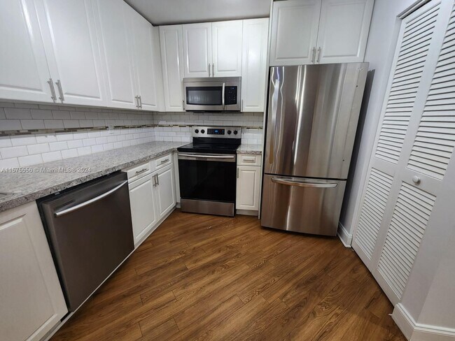 Foto del edificio - 1701 Bayberry Dr