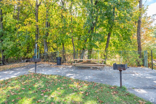 107 Fulton Ave - Parrilla al aire libre - Vassar Garden Apartments