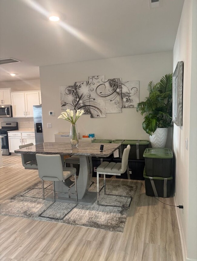 Foto del edificio - BRAND NEW TOWNHOME w/ Garage Parking