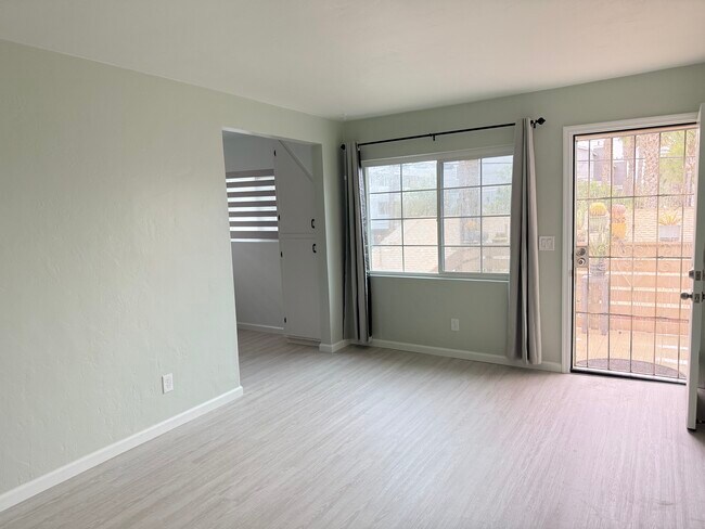 Sala de estar/Entrada principal - 3922 Monroe Ave