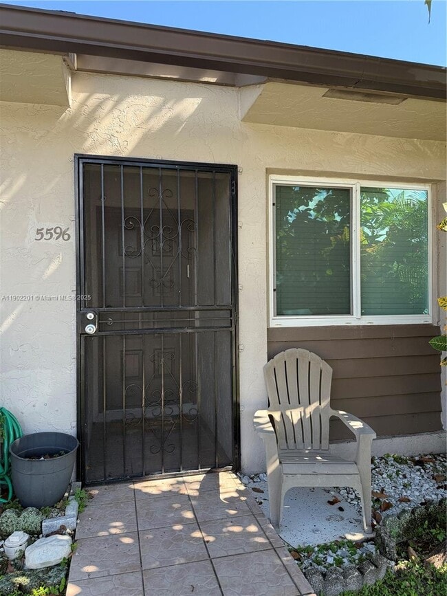 Foto del edificio - 5596 SW 28th Terrace