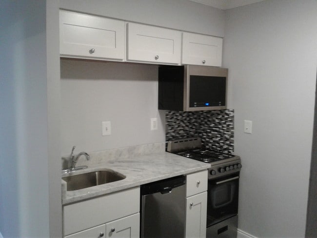 Kitchen - I - 293 G St SW