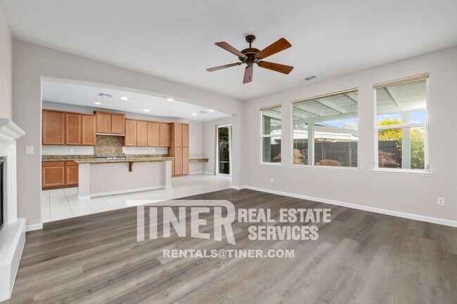 Foto del edificio - West Roseville Spacious 3 Bedroom Home