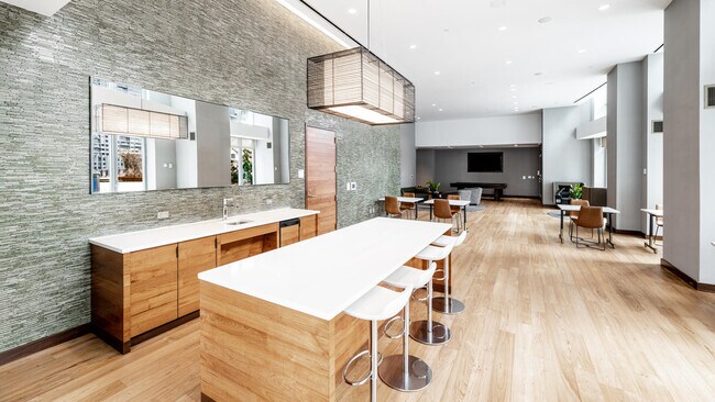 Foto del edificio - 4545 Center Blvd