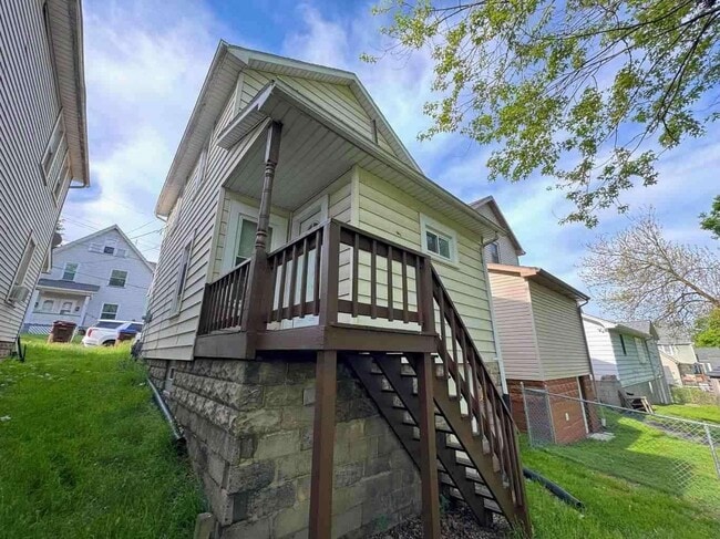 Building Photo - 435 Watson St