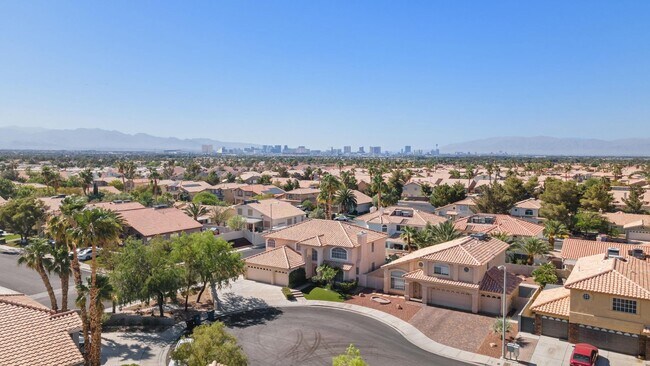 Building Photo - Beautiful 5 Bedroom, 3 bath, 3 car garage ...