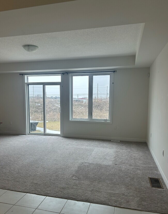 Building Photo - 3 BED - 2.5 BATH - STACKED TOWNHOUSE - HAMILTON