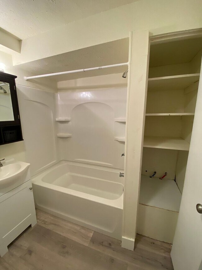 Foto del edificio - Spacious 2BR House with off street parking!