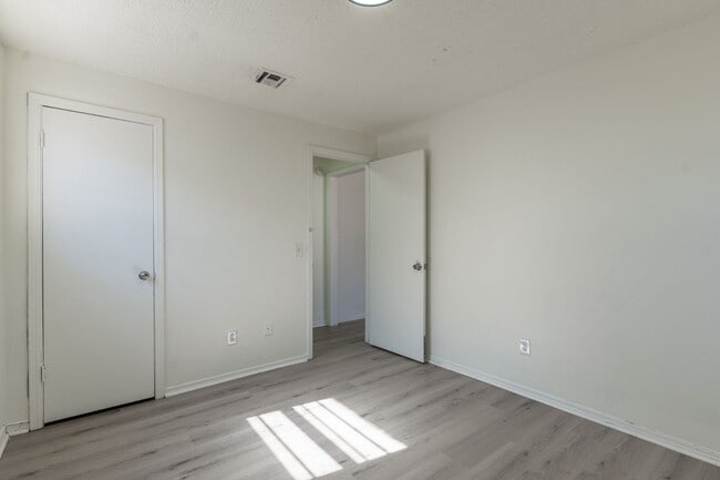 Building Photo - 5113 S Briarwood Dr