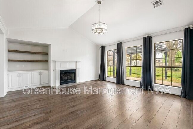 Foto del edificio - 2706 Trails End Dr