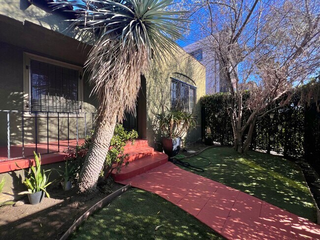 Foto del edificio - 1152 N Sycamore Ave