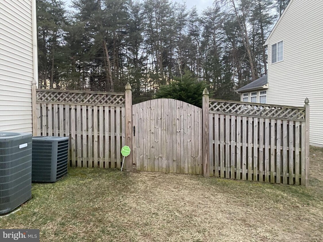 Primary Photo - 9840 Farm Pond Rd