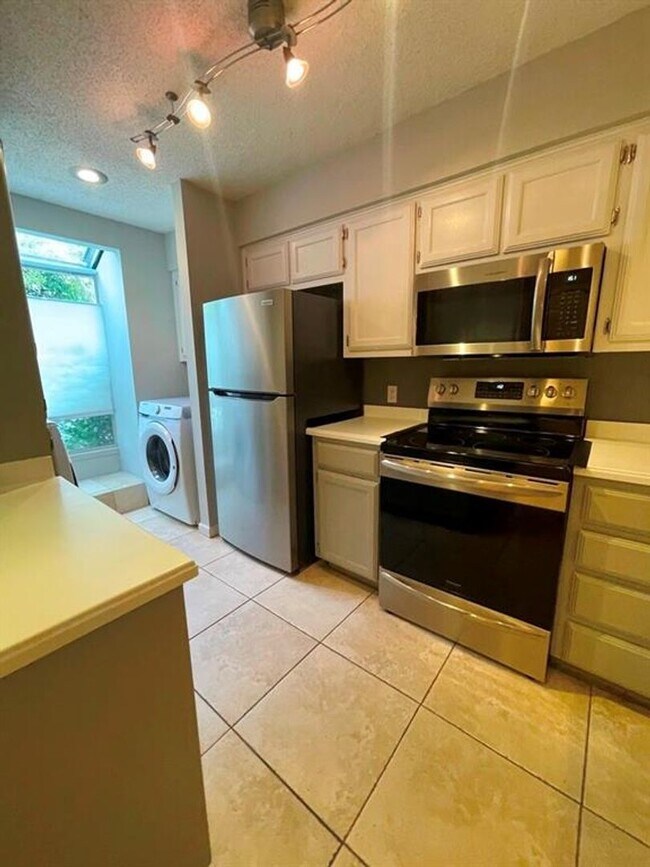 Building Photo - 2-bedroom 2 full bathroom condo in desirab...