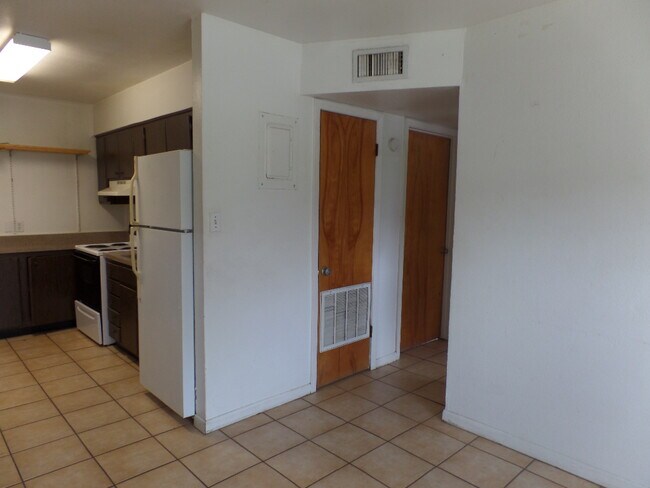 hall to bedrooms - 727 W D Ave