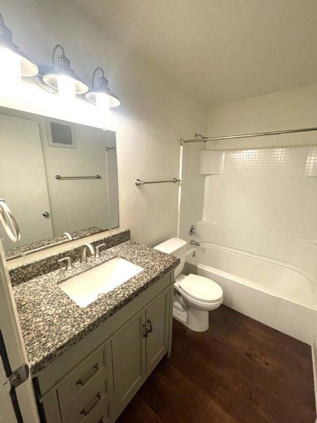 Foto del edificio - Downstairs 3 bedroom / 2 bath w/garage