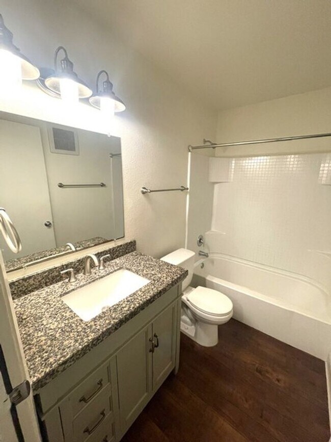 Foto del edificio - Gorgeous 3 bedroom / 2 bath & 1 car garage