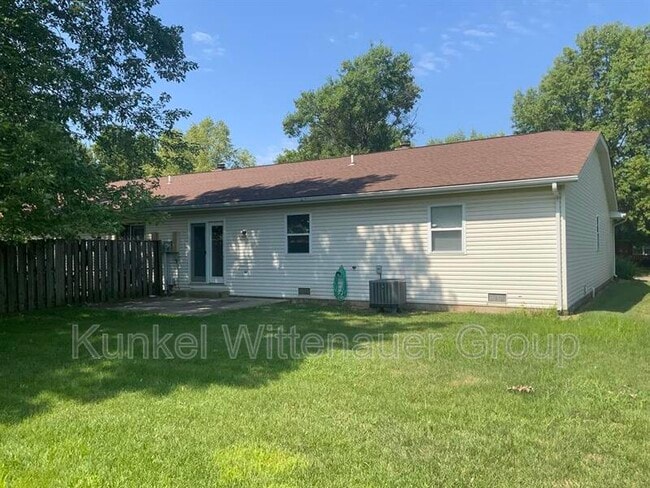 Building Photo - 111 Twin Oaks Dr