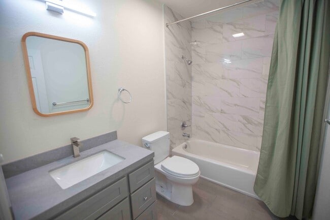 Building Photo - 938 Huron Ave