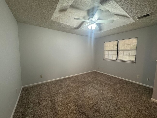 Foto del edificio - 2BR 1BA Triplex • Private Backyard in Downtown Smithville