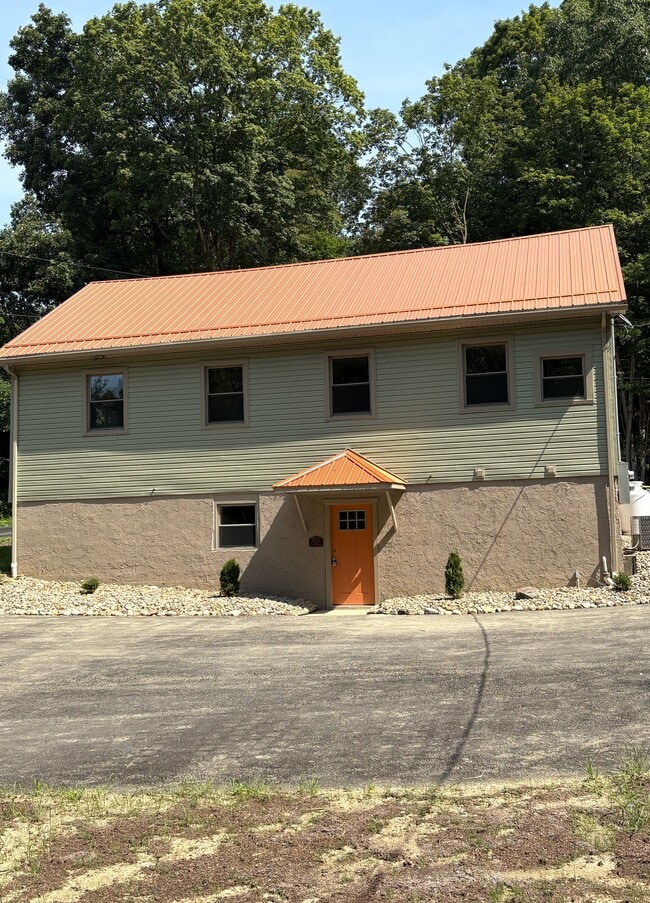 Building Photo - 1100 Valley Club Rd