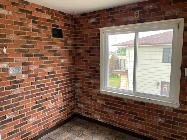 Building Photo - 2 Bedroom Upper Duplex