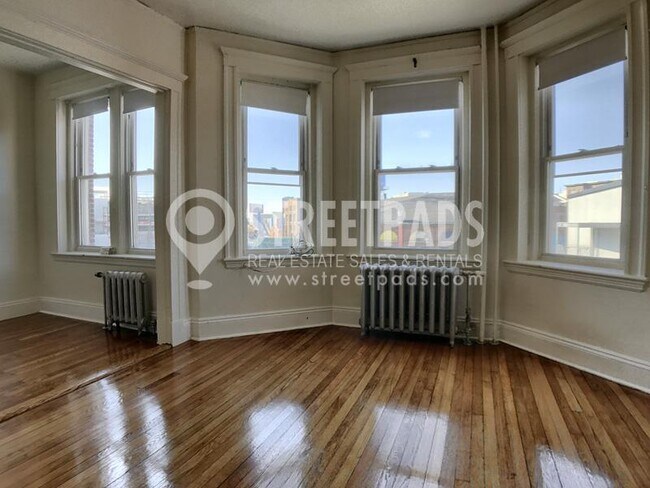 Building Photo - bedroom in Boston MA 02215