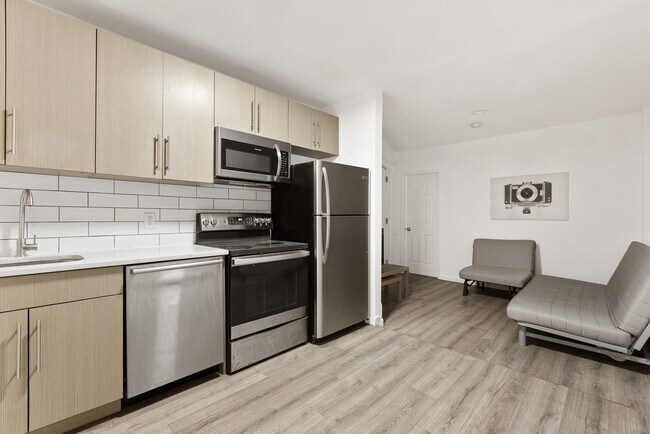 Foto del edificio - LARGE 1 BEDROOM PRIVATE DECK