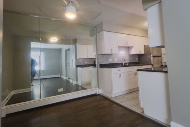 Building Photo - Modern Comfort in South Shore
