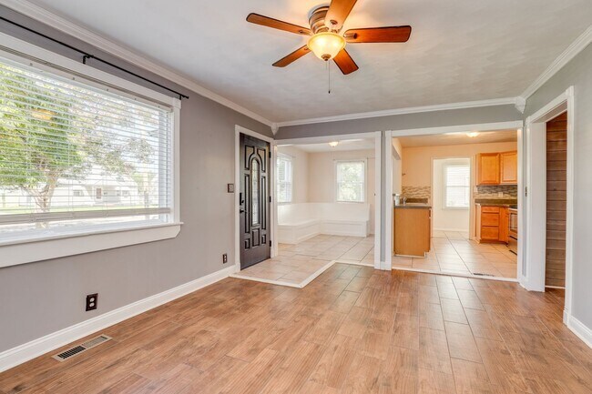 Foto del edificio - Spacious Home Near Downtown Norfolk