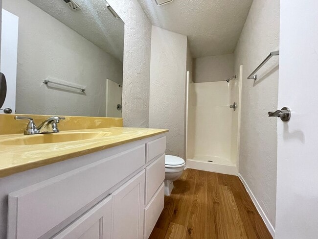 Building Photo - Easy Living 2 Bedroom 2 Bath Duplex