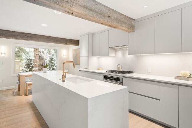 Foto del edificio - 814 W Bleeker St