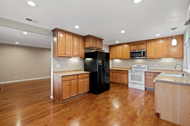 Building Photo - 2695 Lyon Cir