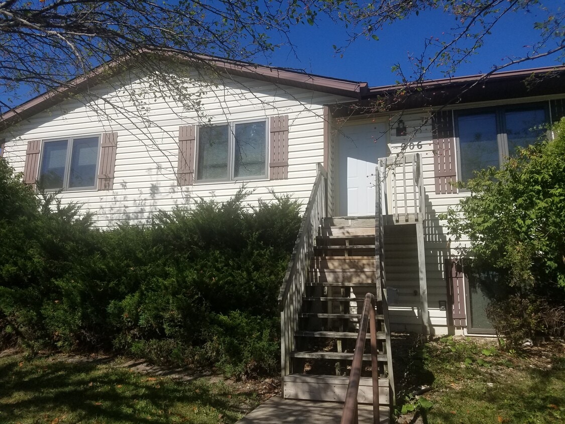 Primary Photo - 206 W Benton St