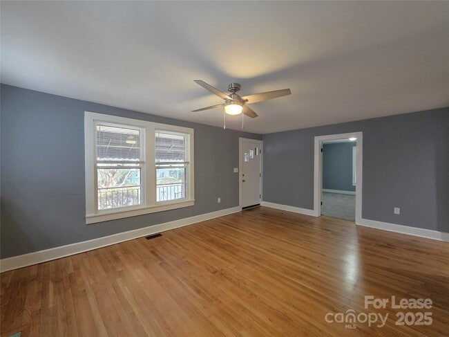 Foto del edificio - 222 W McCubbins St