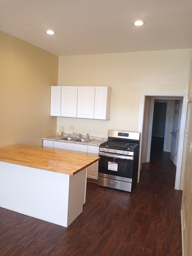 Foto del edificio - 2150 N Pulaski Rd
