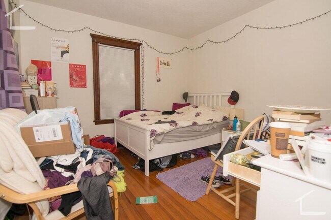 Building Photo - Nice 3BR/1Bath Multi Family Unit in Brighton!