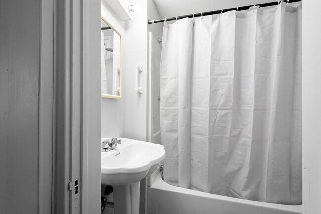 Foto del edificio - Bright 2 Bedroom home in McKees Rocks Avai...