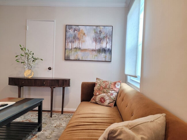 Building Photo - 2028 Pimmit Dr