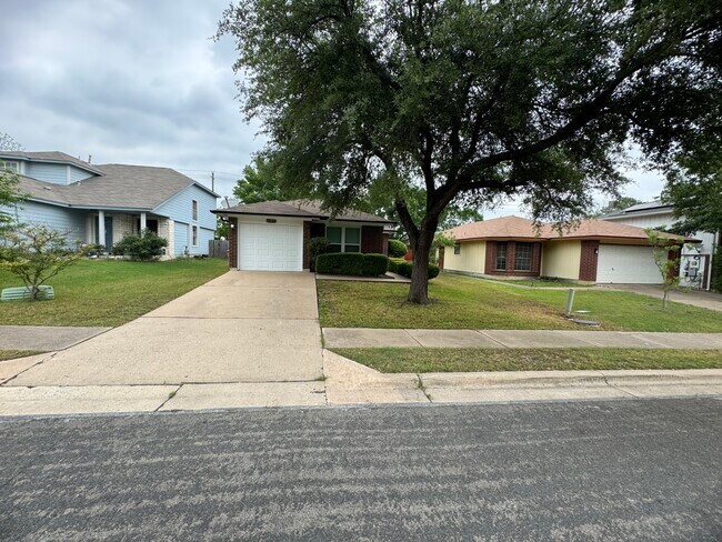 Entrada para vehículos y garaje para un coche. Puerta de garaje eléctrica incluida. - 736 Patchway Ln