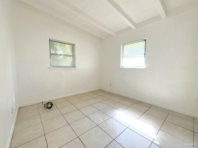 Building Photo - 208 Aquamarine Ave