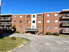 Building Photo - 900 Governors Dr