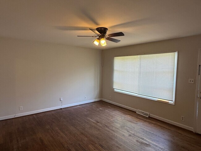 Foto del edificio - 3721 Driftwood Dr