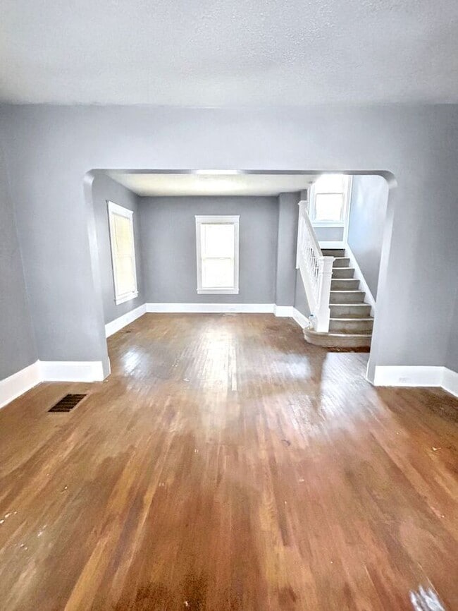 Building Photo - Charming 3-Bedroom Home with Cozy Porch an...