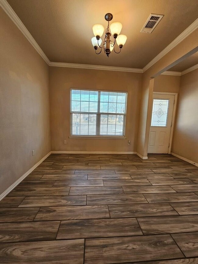 Building Photo - 607 NE Ave E Pl