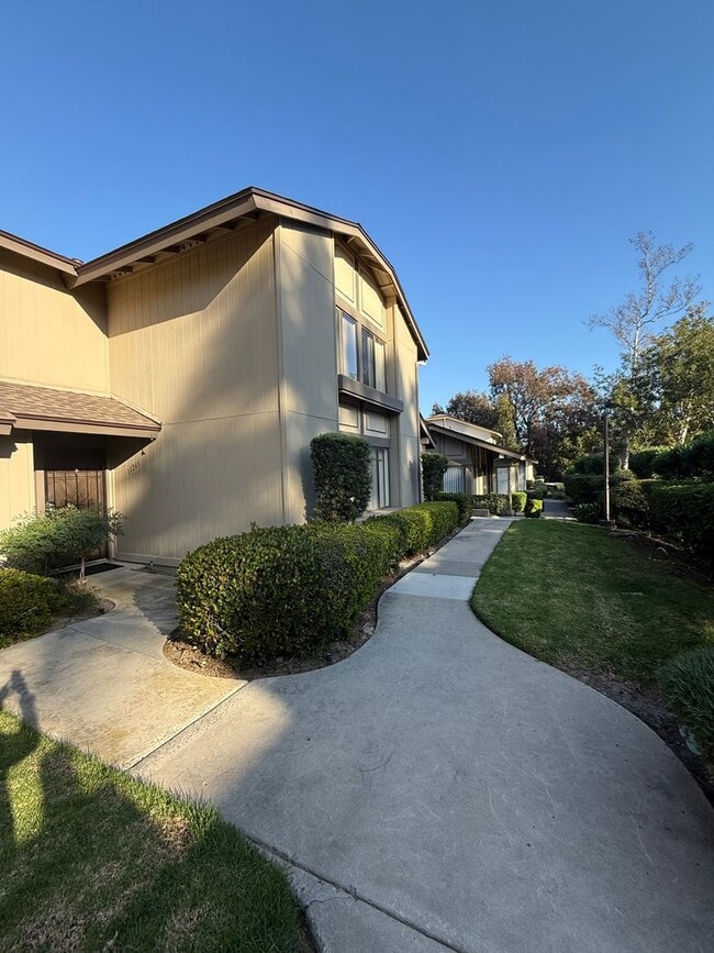 Building Photo - 3 Bedroom, 2.5 Bath Two-Story Townhome in Tierrasanta