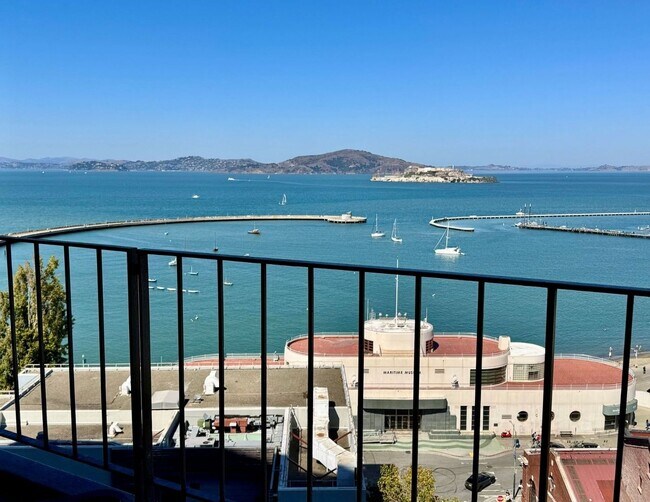Foto del edificio - Location, Luxury, & Views! Corner Unit with All Utilities + Secured Parking Included.