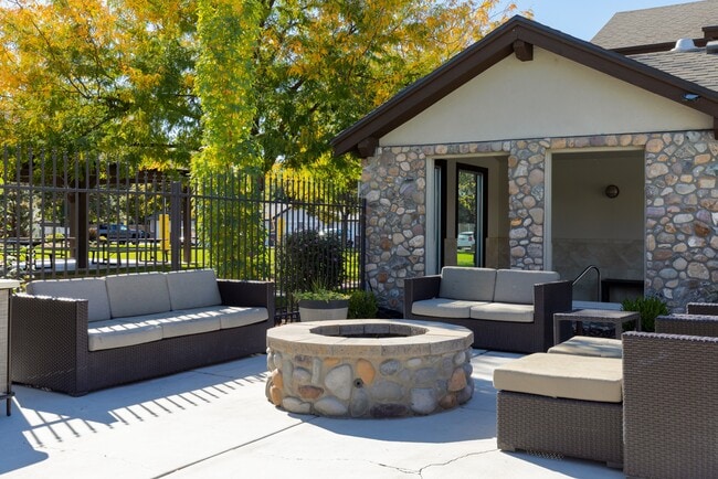 Fire Pit - Sterling Pointe Apartments