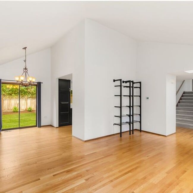 Building Photo - Spacious Education Hill Beauty