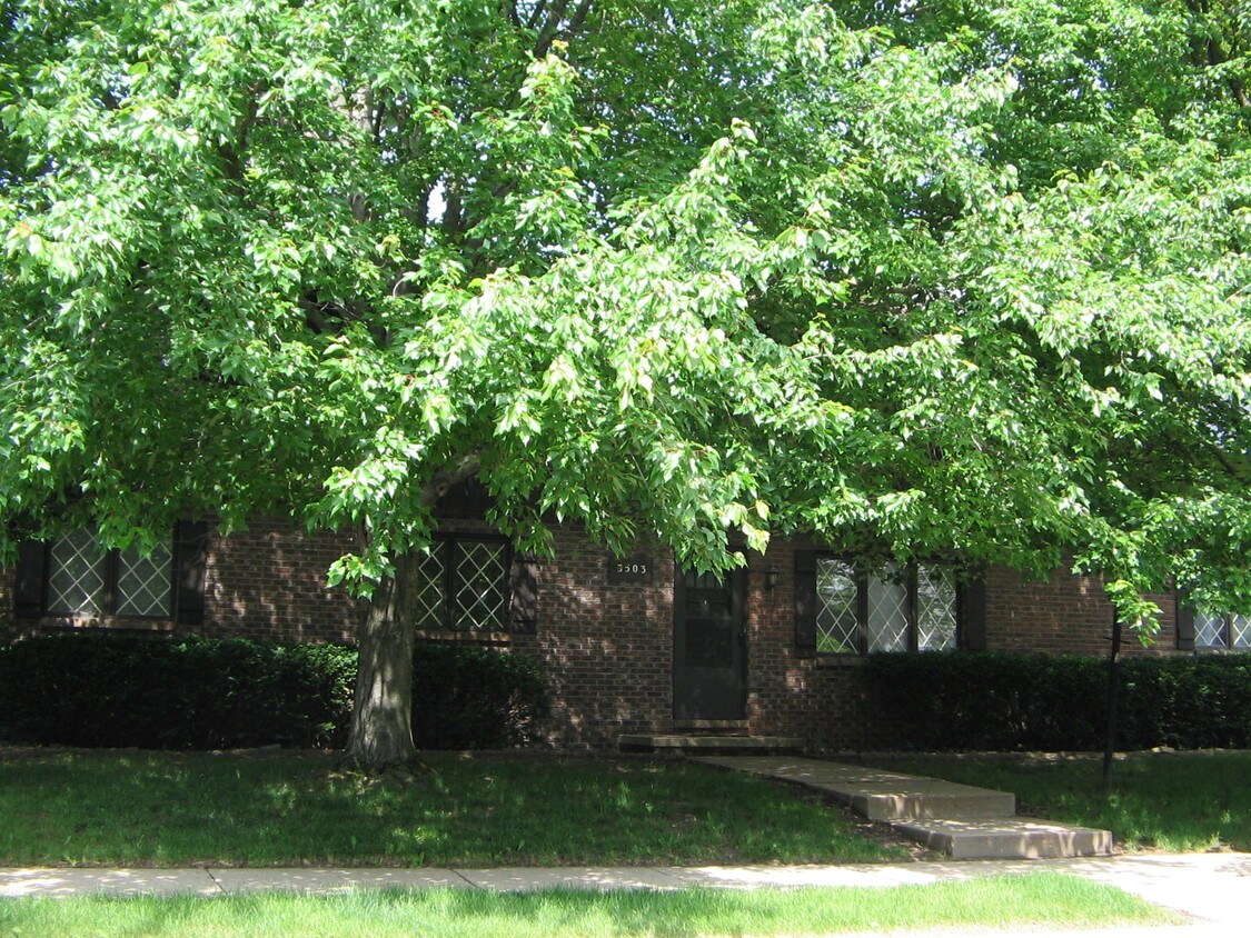 3503 N Kingston Dr, Peoria, IL 61604 Apartments in Peoria, IL