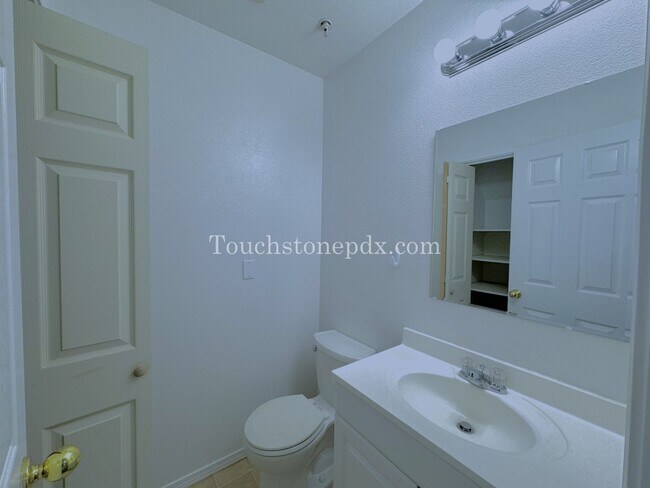 Foto del edificio - Location, Location, Location! 3 Bed/2.5 bath Townhome w/Deck in near Progress Ridge